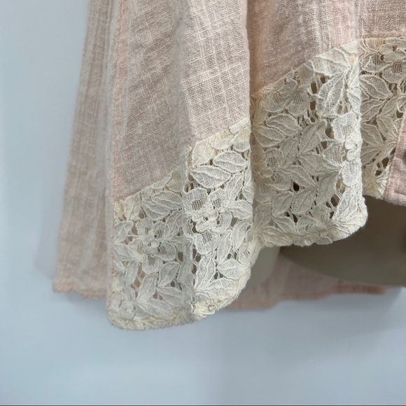 Women's Pink Floral White Lace Buttondown Scoopneck Sleeveless Tank Top - Picture 4 of 10